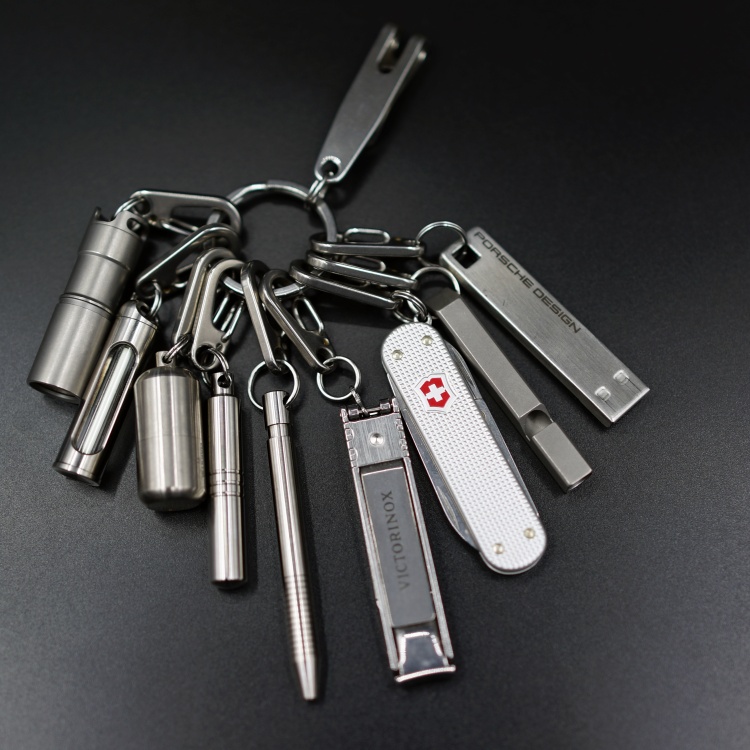 Titanium alloy miniature quick hanging key chain carabiner buckle flashlight buckle EDC titanium hanging buckle edc quick hanging spring backpack buckle