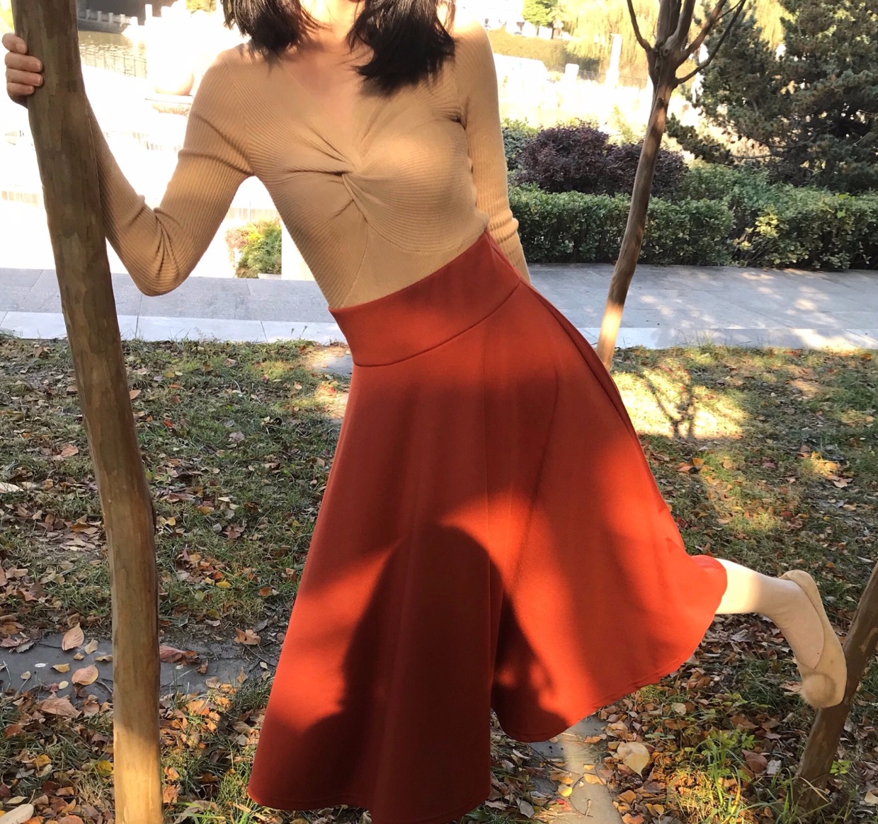 Đêm 2018 thời trang retro nhẹ nhàng lạc đà áo len dệt kim khí chất màu đen nữ tính áo len cổ chữ V mỏng áo kiểu trung niên hàn quốc