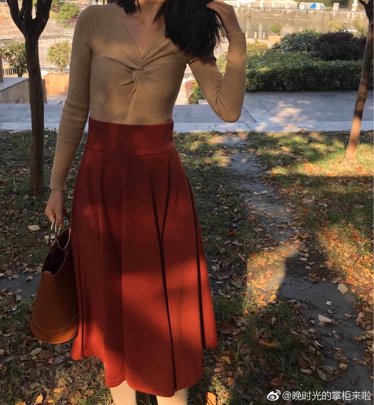 Đêm 2018 thời trang retro nhẹ nhàng lạc đà áo len dệt kim khí chất màu đen nữ tính áo len cổ chữ V mỏng áo kiểu trung niên hàn quốc