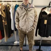 Quạt nam Chunqiu Windbreaker Cổ điển Kẻ sọc Lining Tính khí Cổ điển Không thấm nước Vải trùm đầu ngắn