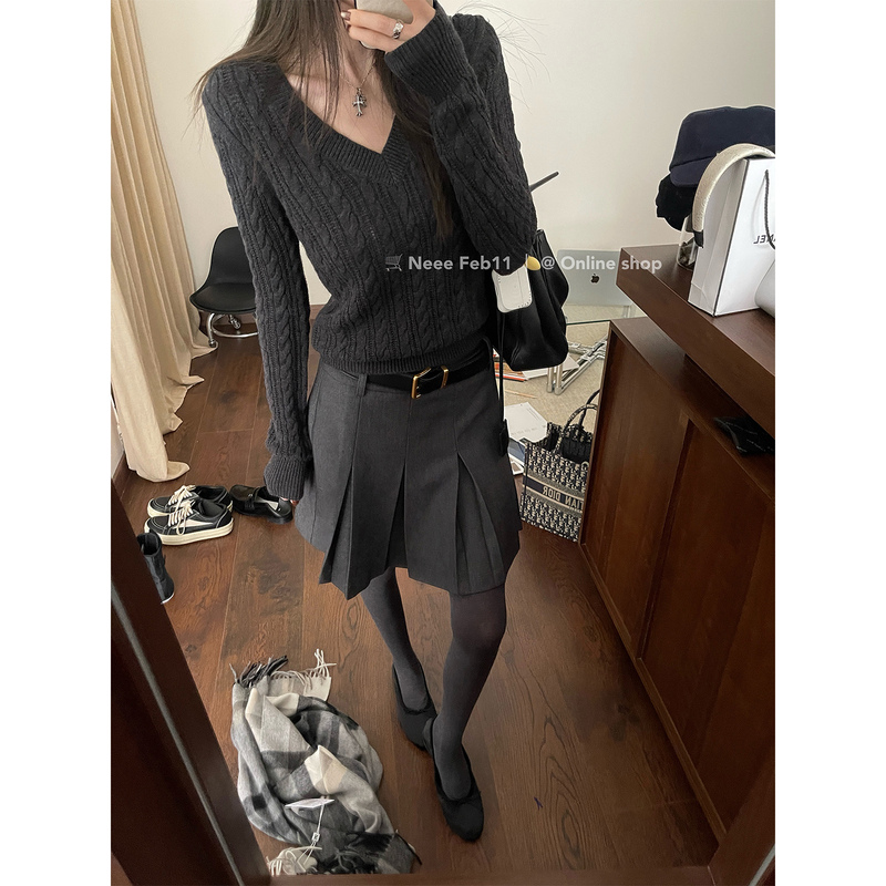 Neee Feb11 V-Neck 2-Color Cable Knit Sweater for Women in Autumn and Winter, Shows Hands and Collarbone, Versatile Knit Top