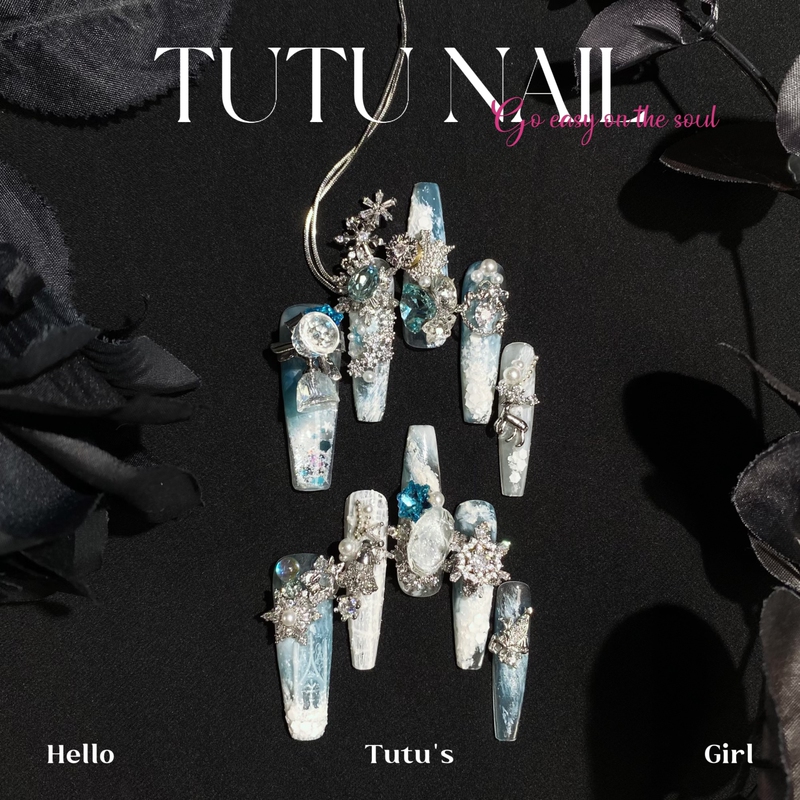 【Laidegou】Tutu Nail Handmade Wearable Nails Autumn/Winter Blue and White Snowflake Chain Fortune Beads Heavy Craft Flowing Rhinestones 【Laidegou】Tutu Nail Handmade Wearable Nails Autumn/Winter Blue and White Snowflake Chain Fortune Beads Heavy Craft Flowing Rhinestones