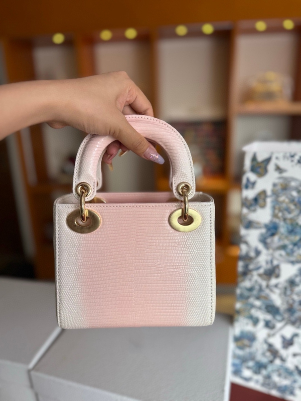 2026 Spring/Summer Pink Gradient Lizard Skin Pearl Buckle Princess Diana Bag Three-Compartment Mini Crossbody Shoulder Bag for Women 2026 Spring/Summer Pink Gradient Lizard Skin Pearl Buckle Princess Diana Bag Three-Compartment Mini Crossbody Shoulder Bag for Women