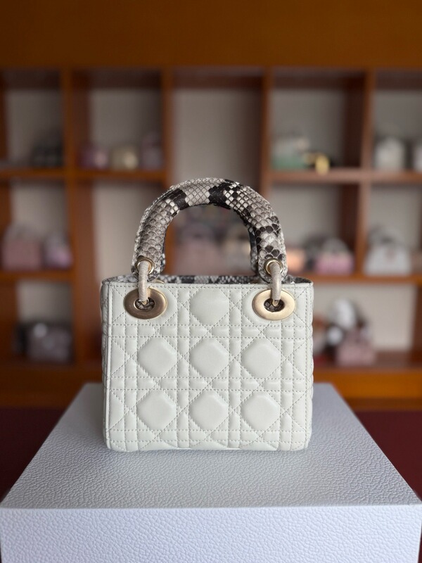 2026 New Snakeskin and Sheepskin Princess Diana Bag Mini Lizard Skin Buckle Handle Crossbody Shoulder Bag for Women