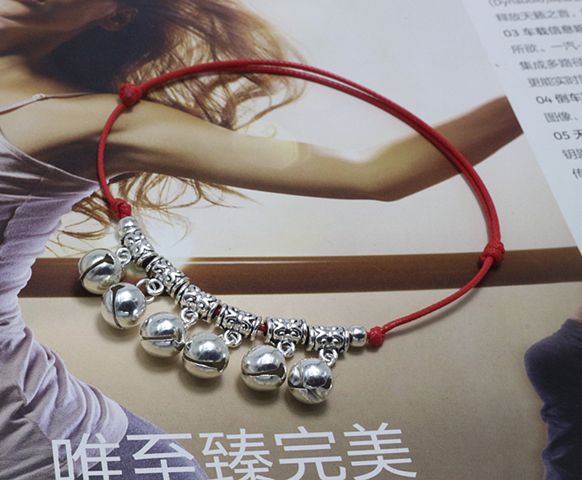Vũ điệu nam nữ dệt tay vòng chân nữ phiên bản Hàn Quốc của chàng sinh viên giản dị Sen chuông đỏ với dây chân thời trang - Vòng chân lắc chân nữ inox