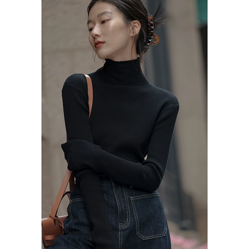 Базовый приятный телу трикотажный белый демисезонный черный синий зимний свитер, высокий воротник, облегающий крой