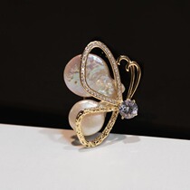 Elegant natural irregular shaped pearl butterfly brooch female fashion exquisite Joker high-end cardigan corsage pin