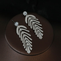 Fashion exquisite feather long earrings earrings personalized stream feast celebrity Yuanyuan ear decoration 925 silver needle temperament high grade