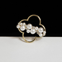 Sweet Clover pearl brooch Joker brooch female gilded suit pin high-end neckline corsage accessories simple