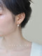 The wind blows perfectly, Shijia small pearl earrings are simple, versatile and gentle earrings, small, short, retro and exquisite earrings.