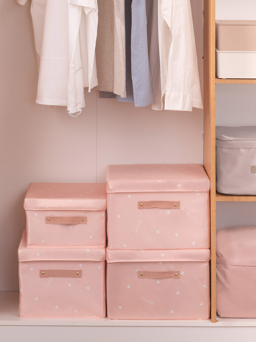 Minimalist cotton quilts by clothes containing large number of closets Wardrobe Fold containing boxes Disposed Items Finishing Clothing Cloth boxes