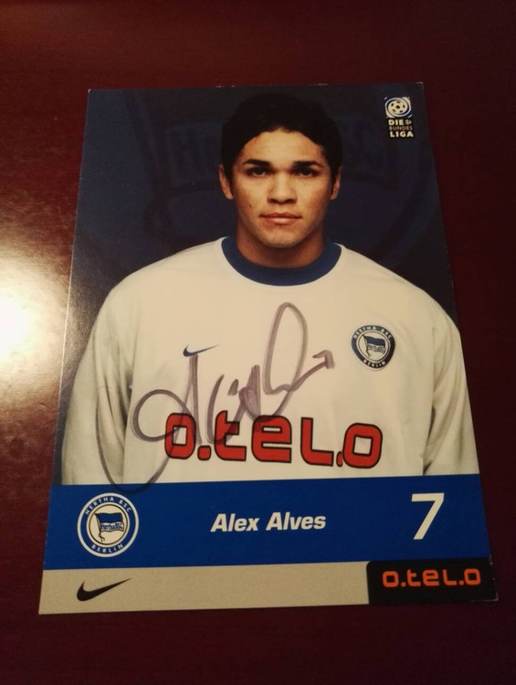 Alves Brazil's Shenyang Kinder Berlin Hertha's official pro-pen signing card (has died)