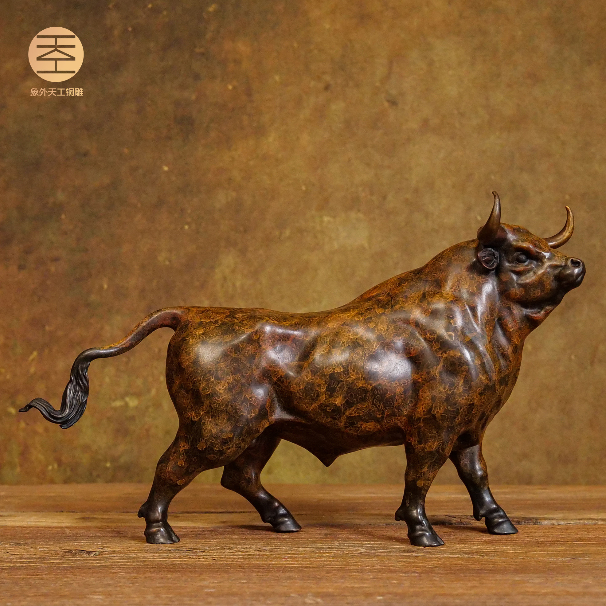 2025客厅艺术趋势：纯手工天工铜雕牛转乾坤如何为家添彩？