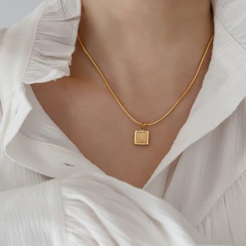 Advanced delicate and gentle square brand opal plated 18K gold snake bone chain necklace female collarbone chain necklace does not fade