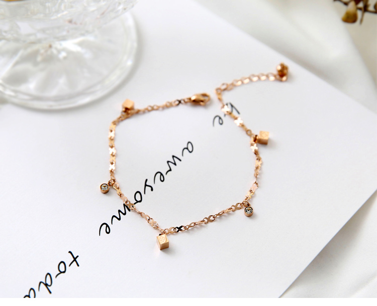 Hàn Quốc bằng thép titan mạ vàng hồng 18K vuông vàng vòng chân pha lê nữ đơn giản màu đỏ xã hội sinh viên không phai lắc chân
