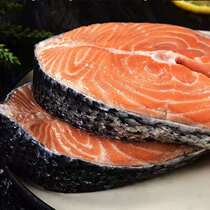 Chile aquatic fresh frozen salmon in the middle of delicious healthy elderly and children nutrition seafood supplement fish pieces