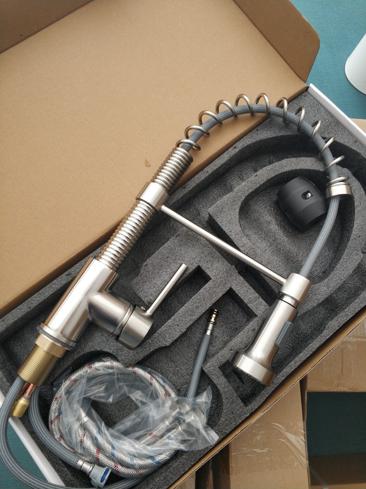 Kitchen hot and cold water faucet clean water faucet single handle pull-out spring kitchen sink faucet outlet