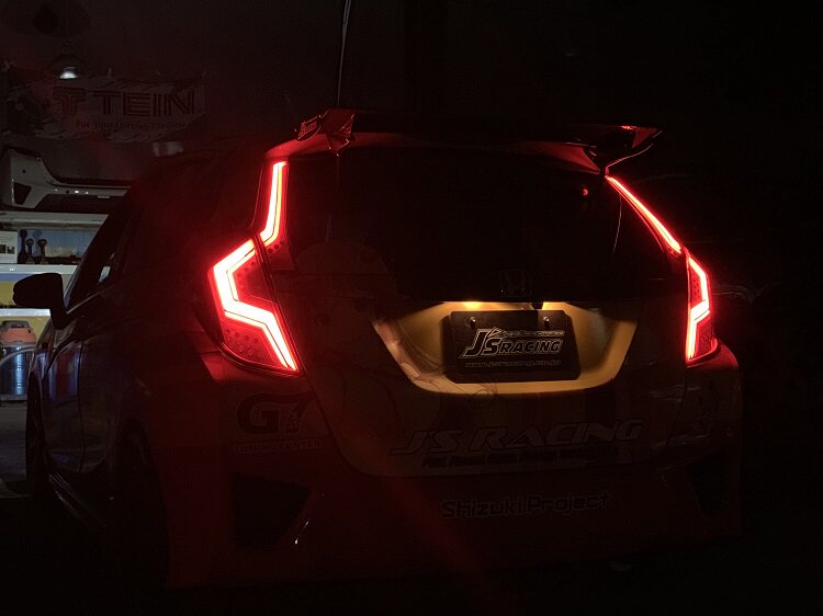 Shanghai dry change honeycomb tail light suction lamp steering flowing water suitable for fly-degree GK5 retrofitted tail light assembly 