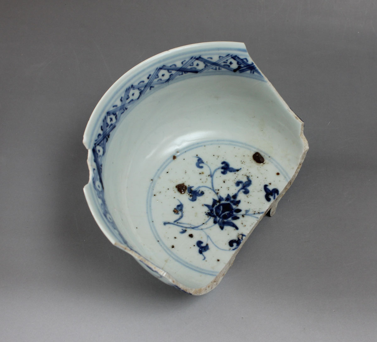 2667 Xuande blue and white tangled lotus ancient porcelain specimen