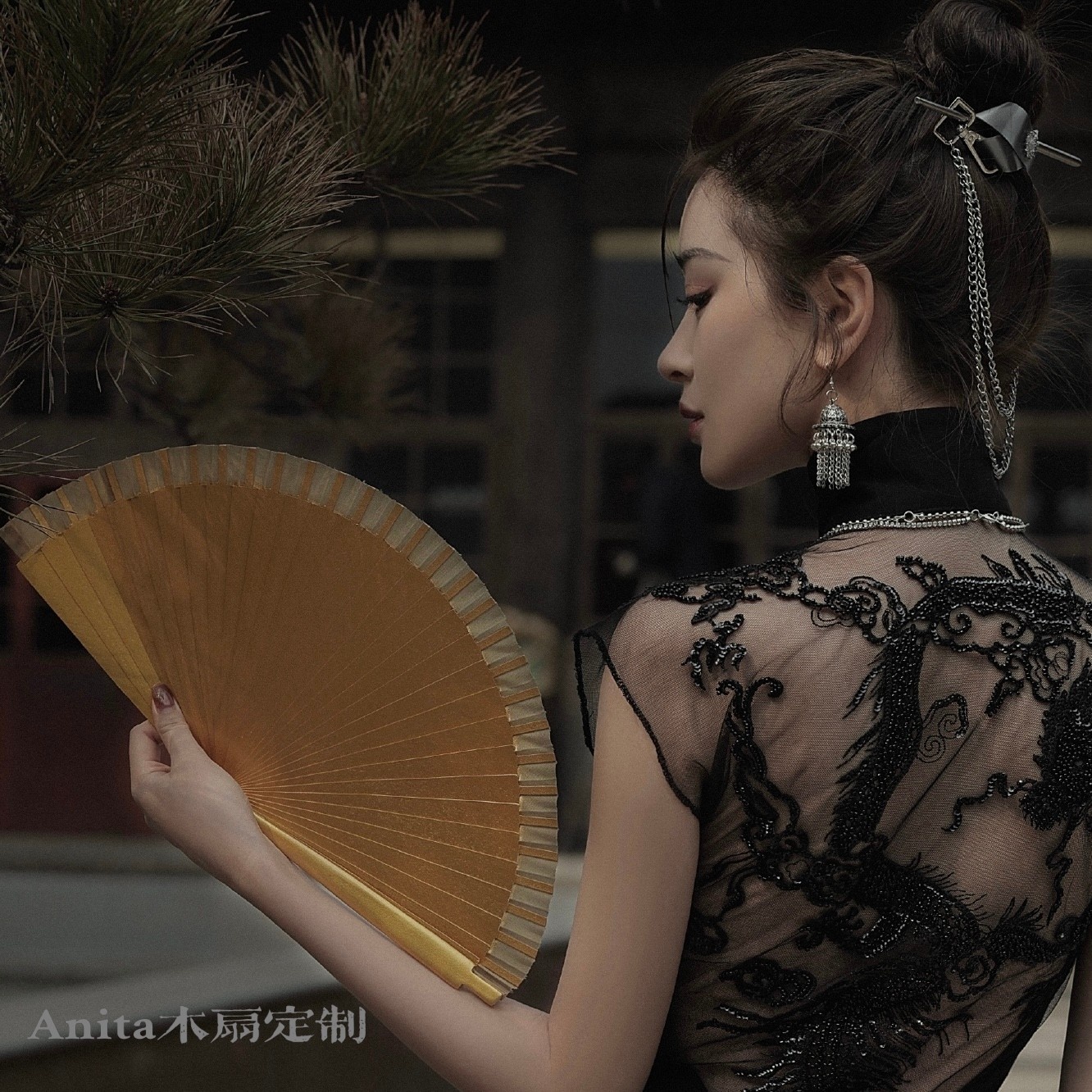 Anita wooden country fan dance fan opening and closing with sound deco-face ambush prop fan gold fan baking paint fan