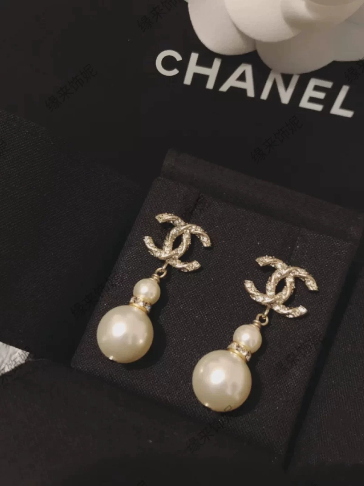Колье с буквой Chanel, серьги-подвеска с жемчужиной
