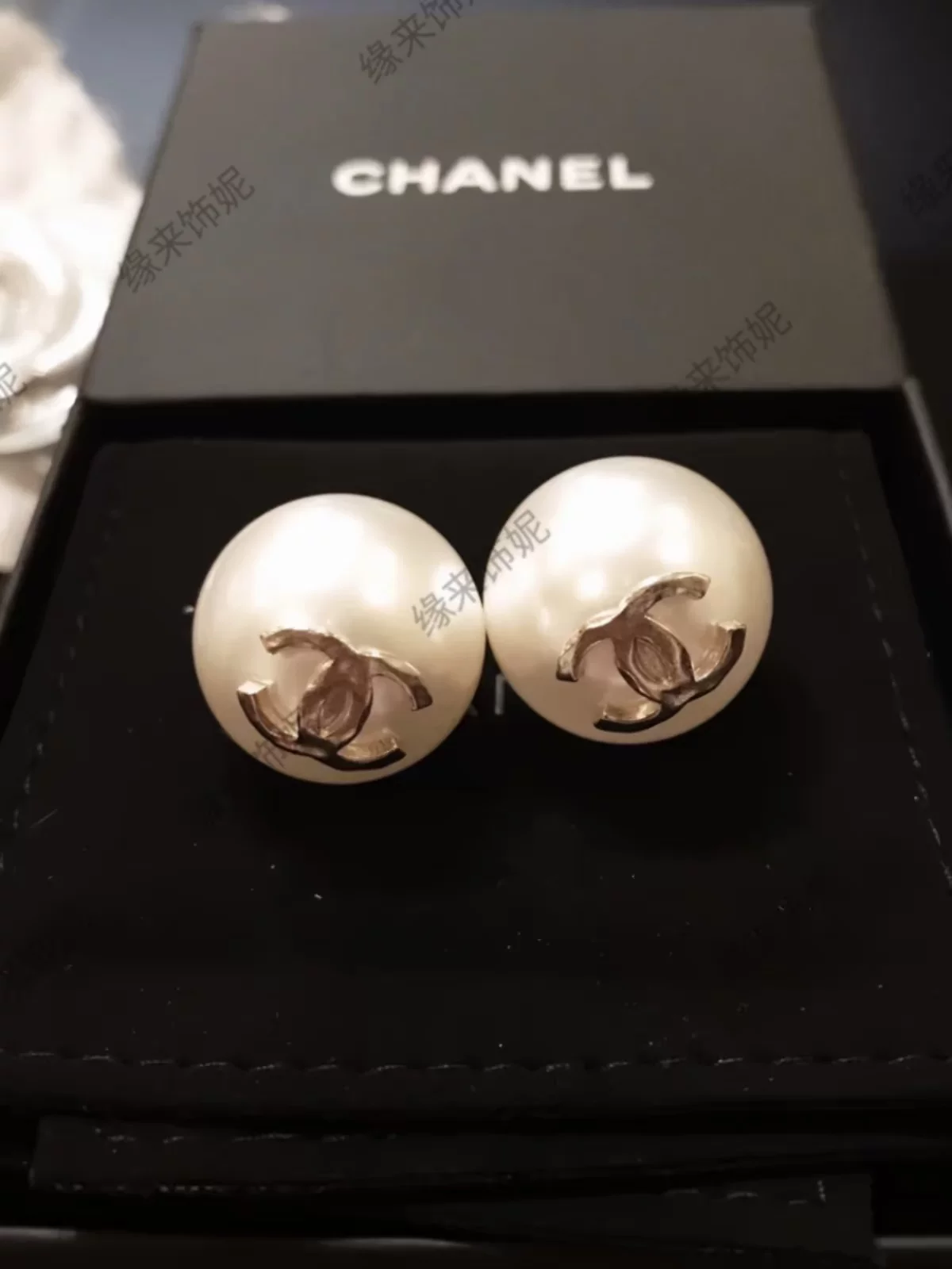 Колье с буквой Chanel, серьги-подвеска с жемчужиной