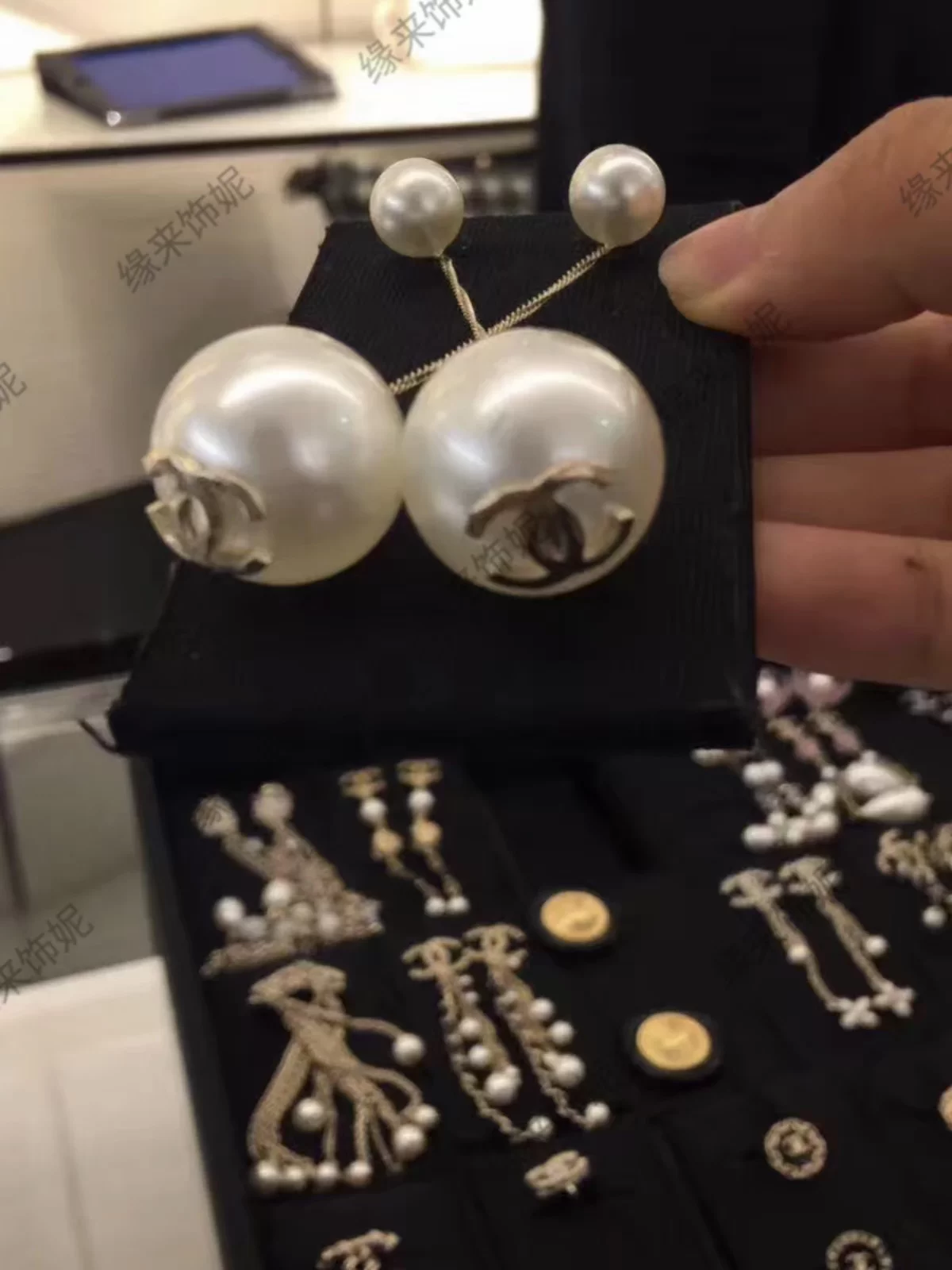 Колье с буквой Chanel, серьги-подвеска с жемчужиной