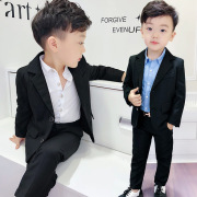 Toddler cậu bé chiếc váy phù hợp với thời trang bé đẹp trai phù hợp với ba mảnh bộ bé trai kho báu nhỏ phù hợp với mùa xuân.