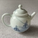 Ребенок играет в кайт, собирая горшок и собирая горшок