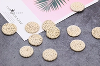 1 круг из белого ротанга диаметром около 30 мм.