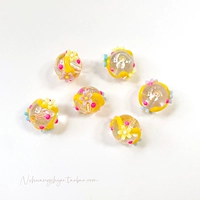 Положите синюю и белую цветочную розовую розовую прозрачную точку.