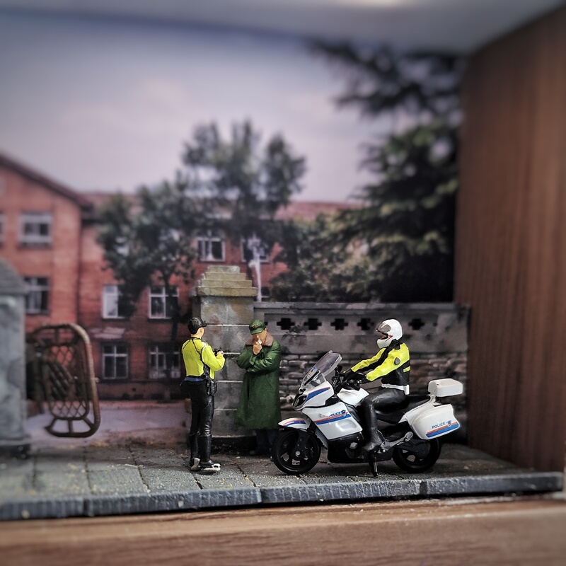 Player Micro-Model Plays with a 1/64 Scale Tuyi Version Motorcycle, Original Police Officer, Traffic Police, Soldier Mini Figure, White Model for Coloring