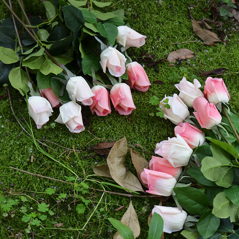 High simulation moisturizing feel rose fake flower Bride hand bouquet Living room dining table decoration floral ornaments Rose