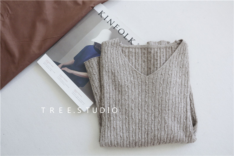 Kaki đen trắng Thu đông đơn giản và linh hoạt xoắn cổ chữ V kéo co giãn kéo dài áo khoác len nữ