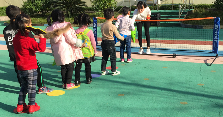 Thể thao Ou Dier 3 m 6 m di động cầm tay telescopic folding tennis giá trẻ em ngắn tennis net vợt tennis 250g