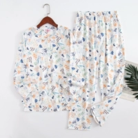 Рисовые белые цветы и карманы брюк.