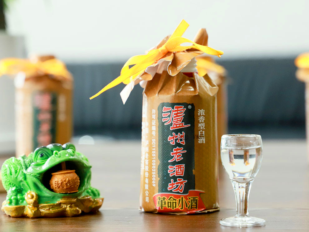 泸州老酒坊 革命小酒 52度浓香型白酒 118ml*24瓶 京东优惠券折后￥180 Plus会员还可减10元