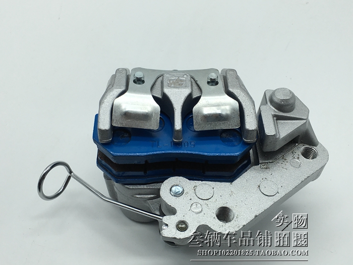 Xe máy áp dụng / Tian CBT125 / Tian Wang 125 Chun Lan Leopard 125 đĩa phanh đĩa trước giá má phanh xe máy