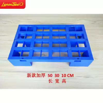 Shelves on the ground, shelves on the ground, small lattice kitchen partitions, plastic pallets, goods off the ground, shallow plates on the base of the rack