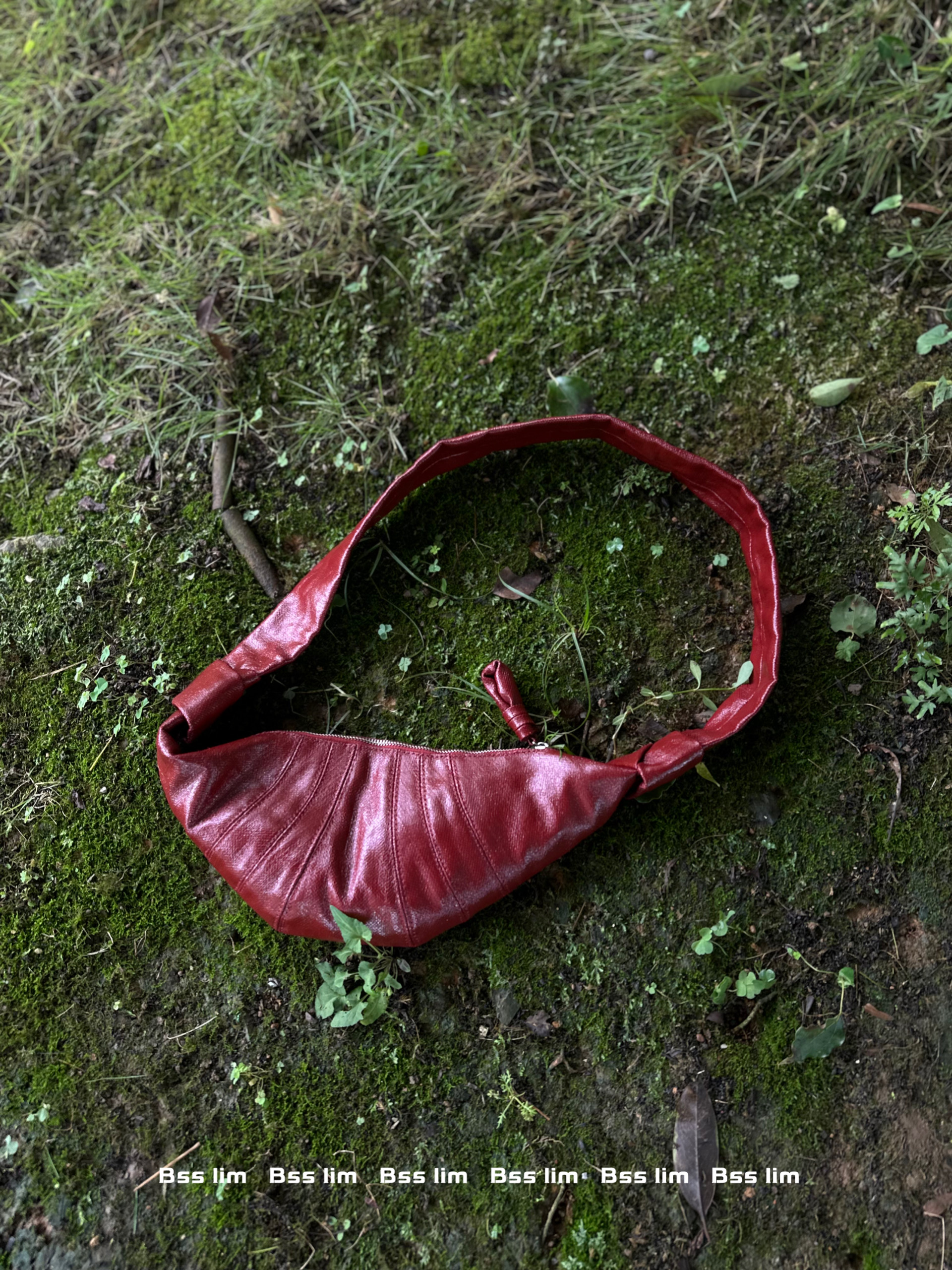 スポットグッズ！超本格的なLEMスタイルのレッドリネンコットンコーティングキャンバスクロワッサンバッグクロスボディレイジーパテントレザー