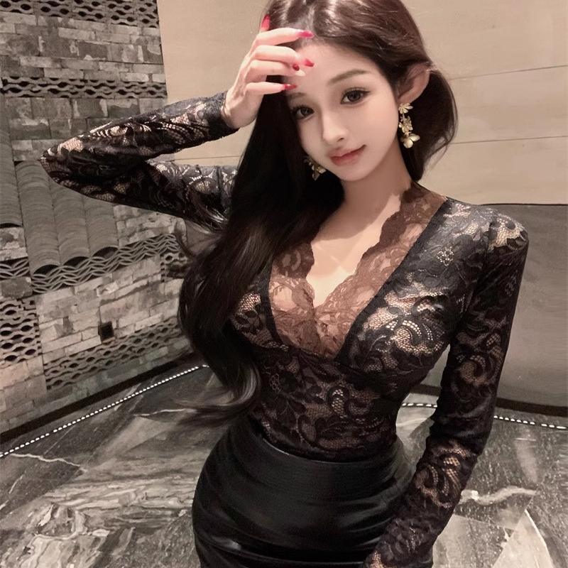 Vintage Socialite Style V-Neck Lace Top with Halter Neck and Ribbon, Versatile Slim-Fit Slimming Base Shirt, Trendy Tight-Fitting Top