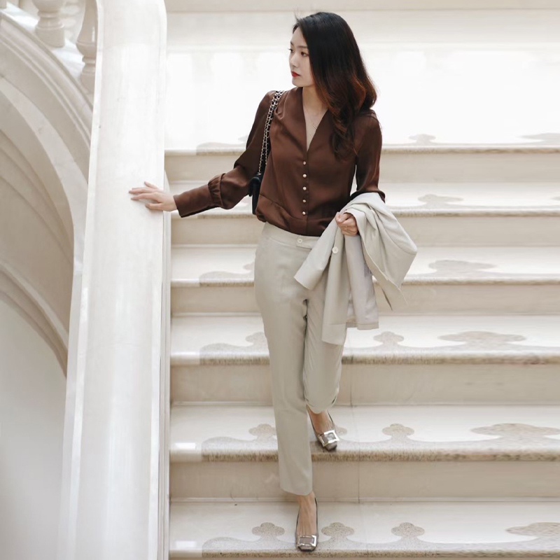 2021 new upscale real silk satin long sleeve shirt French style elegant wind V collar temperament commute coffee color shirt woman