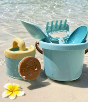 South Korean in childrens sand beach toy bucket suit playing sand digging Ming Zhi shovel by the beach