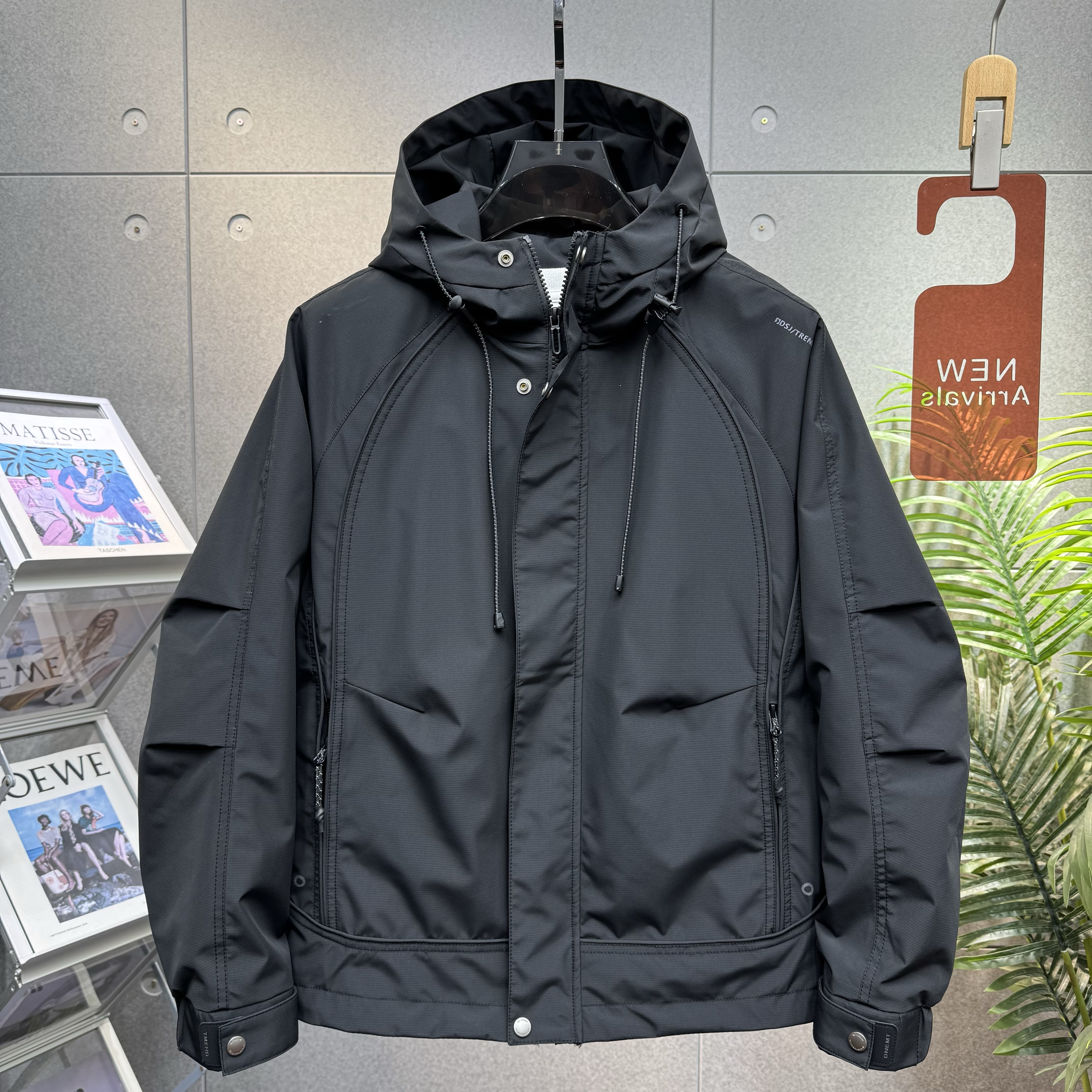 男性用の新作春フード付きジャケット、トレンディなカジュアルで多用途、クールなワークウェアジャケット、アウトドア登山ジャケット