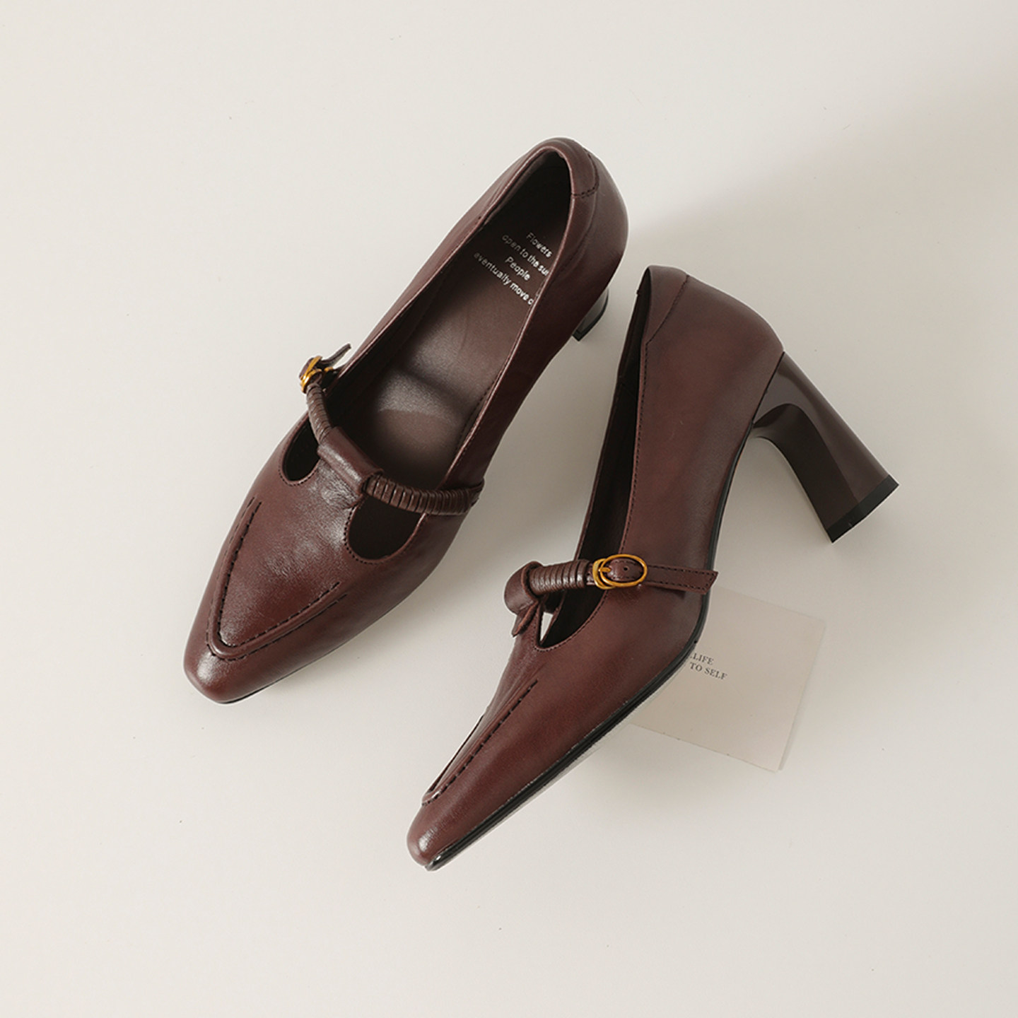 ジャージー素材の自家製本革フレンチTストラップポインテッドハイヒール、レトロなブラウンのチャンキーヒールメリージェーンシューズ（女性用）。