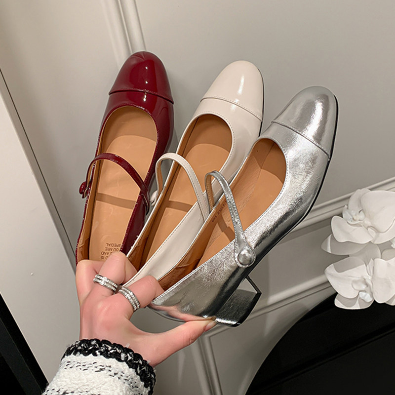 ジャージースタイルの手作りフレンチレザーのシルバーシューズとスカート、白いチャンキーヒールのメリージェーンシューズ、レトロな赤いレザーシューズ