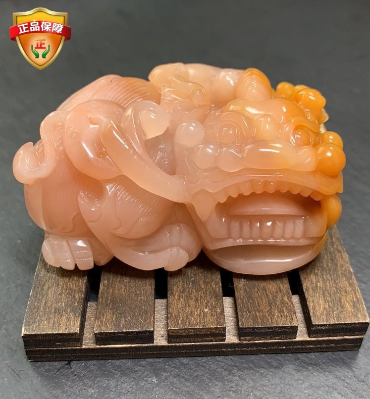 Yunnan natural jade yellow dragon jade overlord Pixiu hand toy piece yin and yang eyes and feet large size for men and women