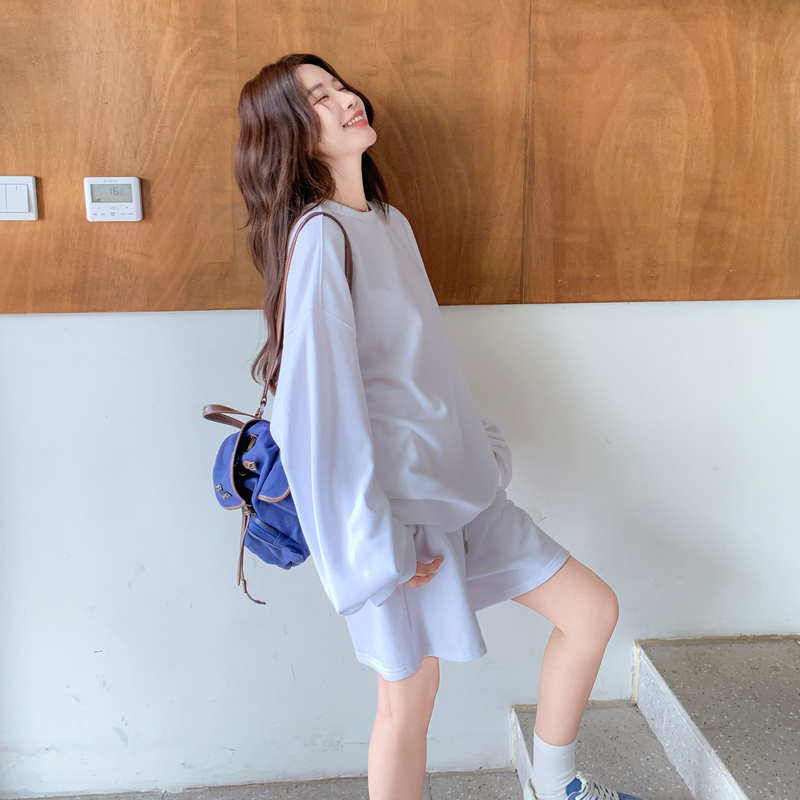 Minimalist Casual White Lazy Style Suit for Women 2026 Spring and Autumn Round Neck Pullover Sweatshirt Shorts Sports Two-Piece Set Minimalist Casual White Lazy Style Suit for Women 2026 Spring and Autumn Round Neck Pullover Sweatshirt Shorts Sports Two-Piece Set