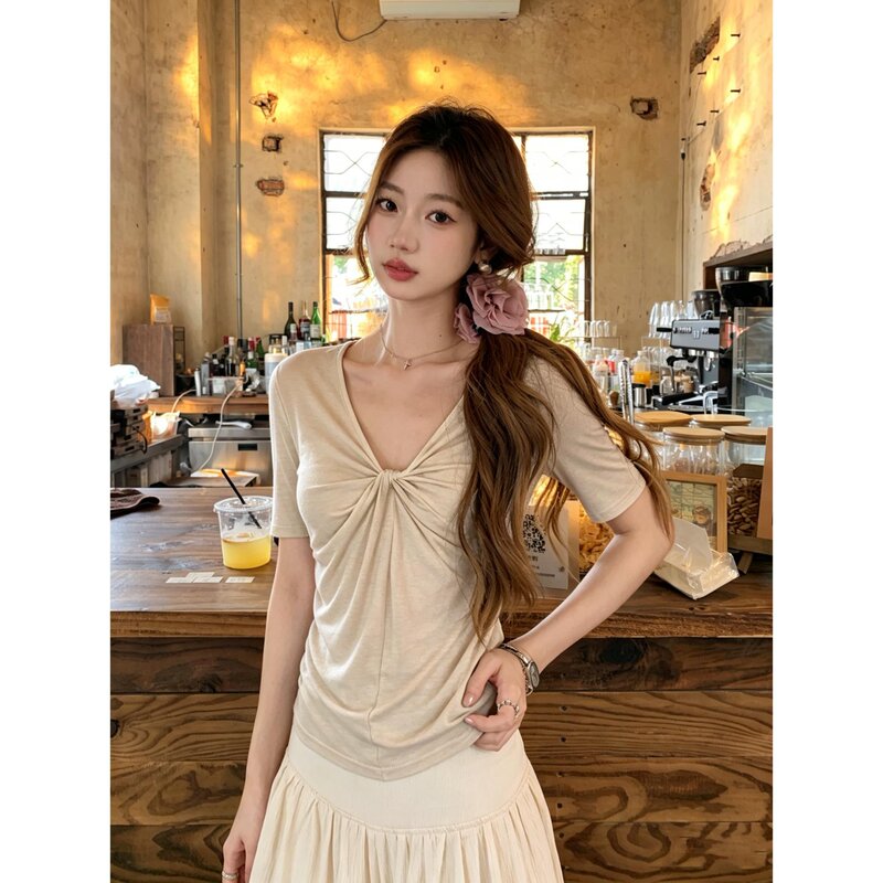 Taozhi Korean-Style Pure Desire V-Neck Versatile T-Shirt with a Stylish Design, Waist-Cinching, Slimming, Elegant, Versatile Top, Simple Short-Sleeve Women's Top