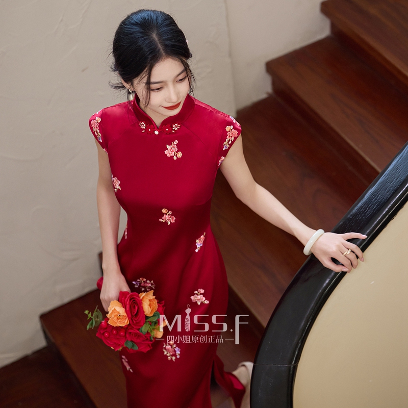 Red Embroidered Engagement Cheongsam for Women, New Chinese Style Bride Wedding Attire for Going Out and Returning Home Banquet